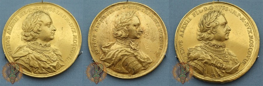 Варианты портрета Петра I на медалях серии. Золото; чеканка. Инв. № ОН-М-Аз-1309,13,21,1322.