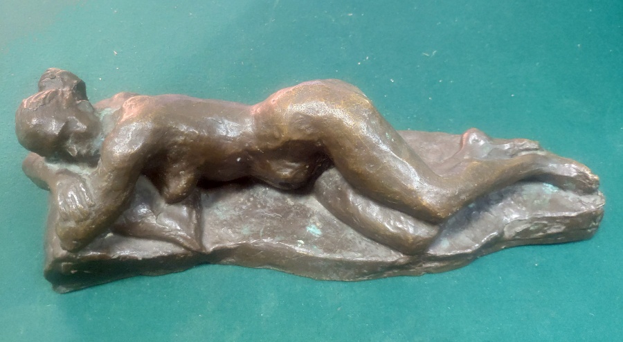 Бронзовая скульптура обнаженной девушки, 1972 г., скульптор Хруничев П.И., размер в длину 40 см. 